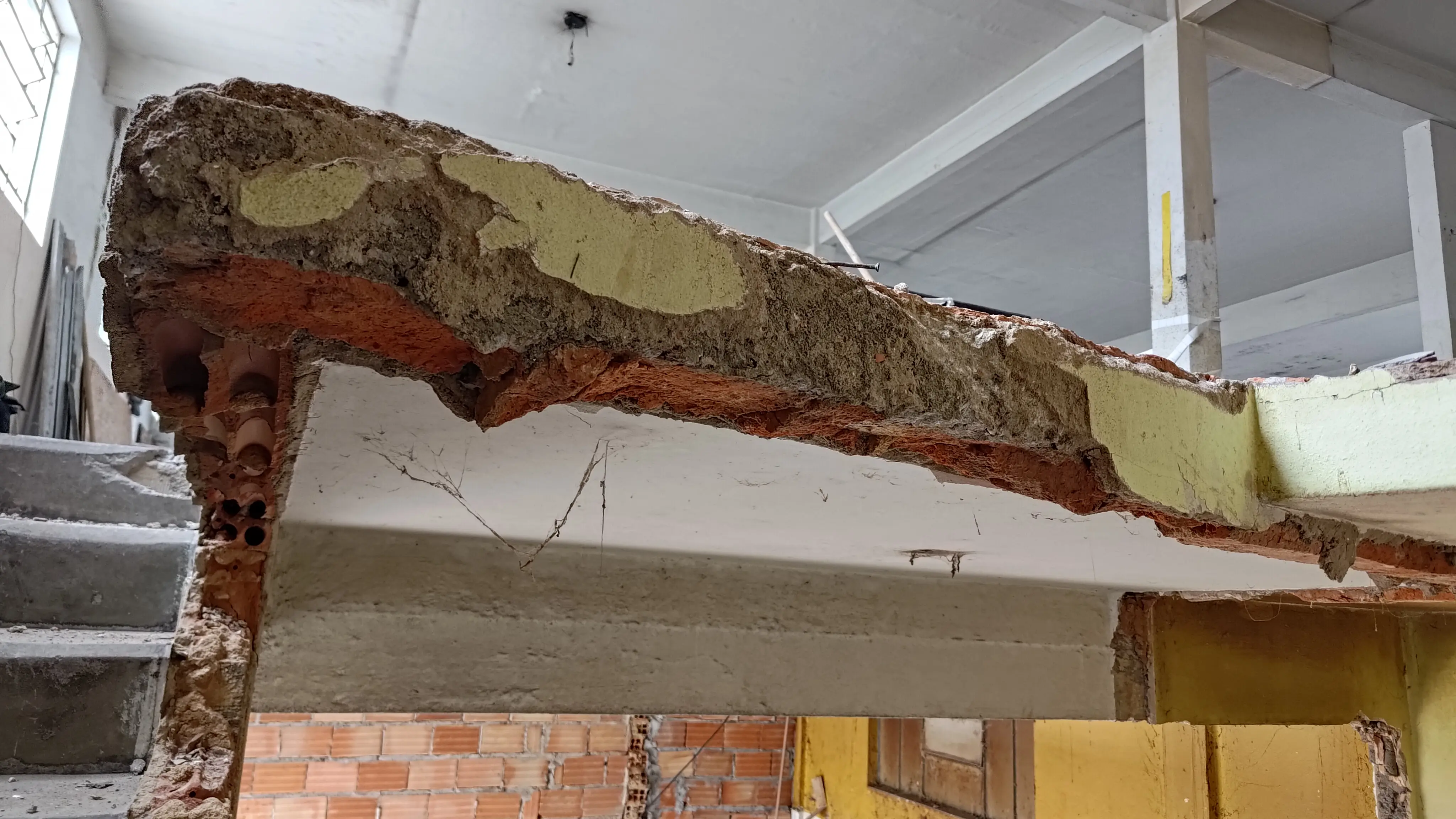 Análise de patologia em estrutura de concreto por engenheiro perito