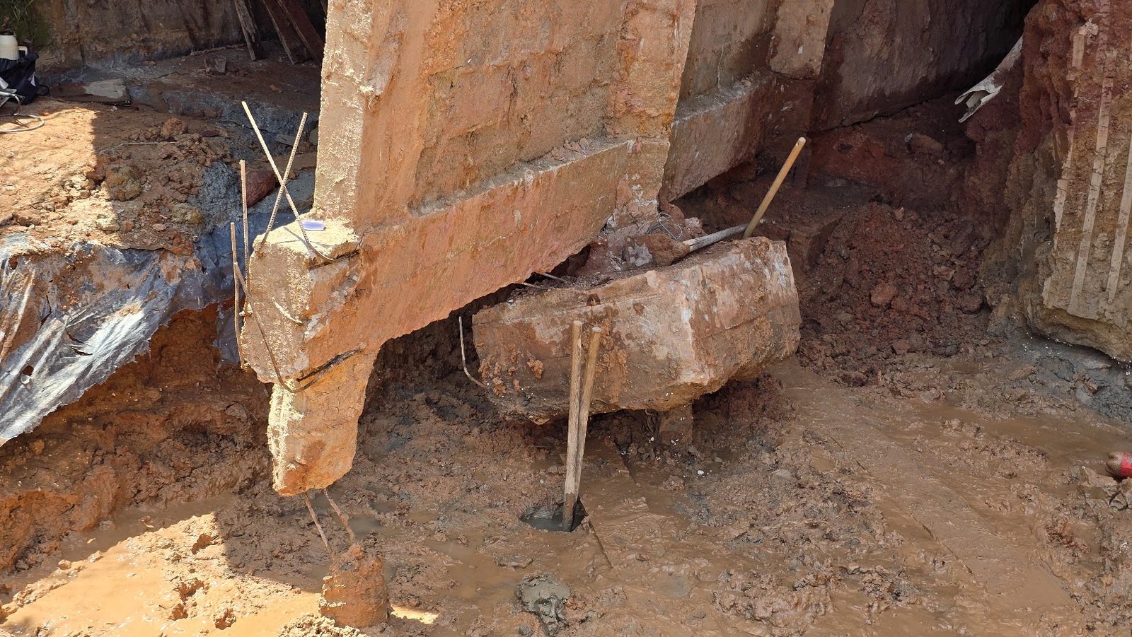 Muro de arrimo rompido com base desprendida em Barbacena