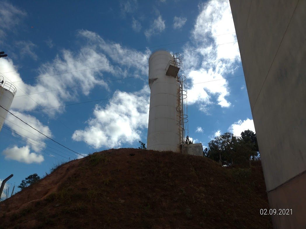 Reservatório elevado em terreno de declive avaliado em Barbacena