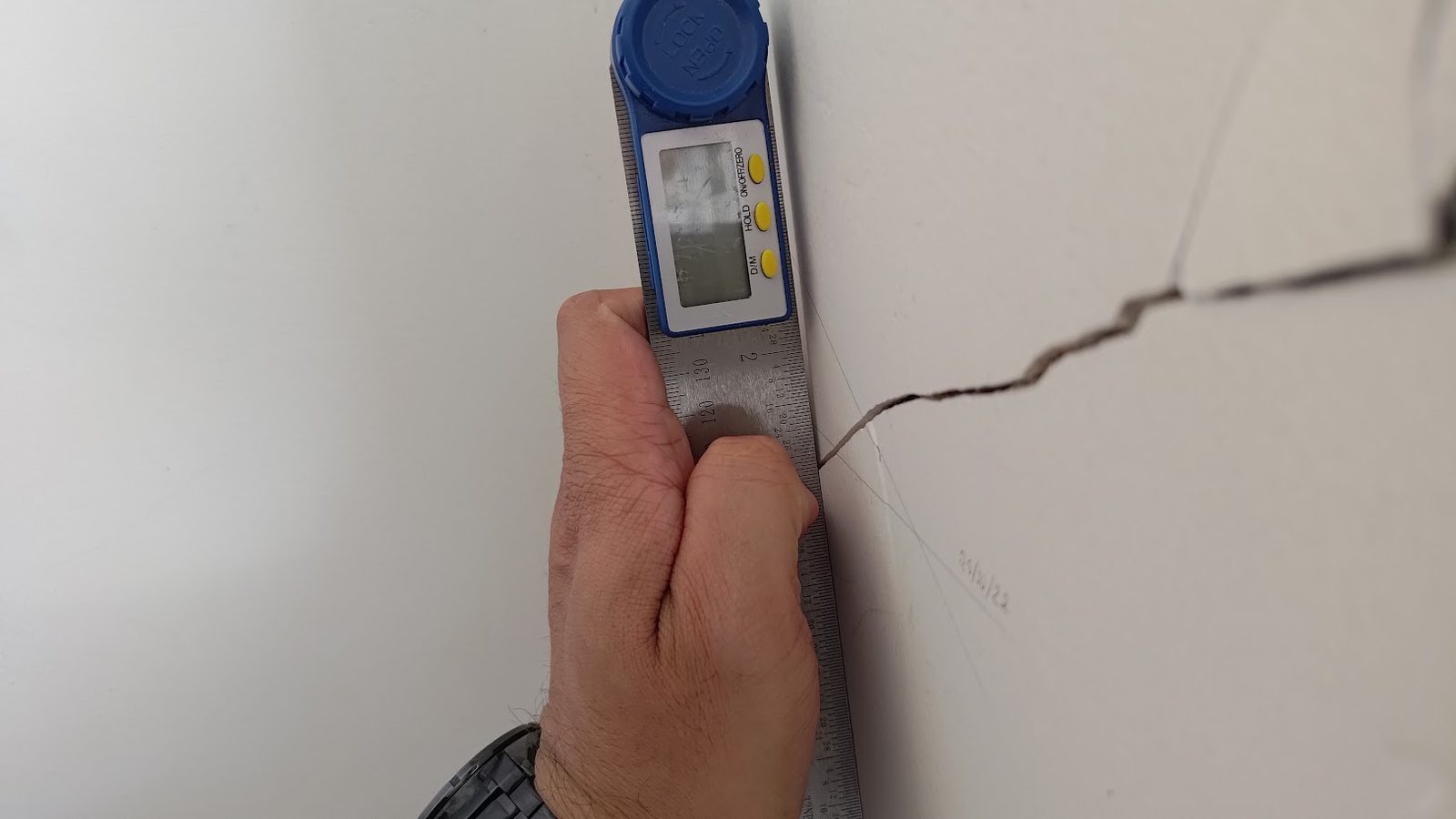 Medição da abertura de trinca com fissurômetro digital em Belo Horizonte