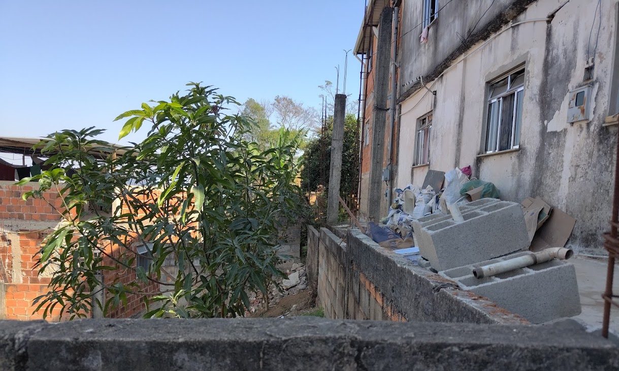 Imóvel em área de risco com contenção improvisada em Juiz de Fora