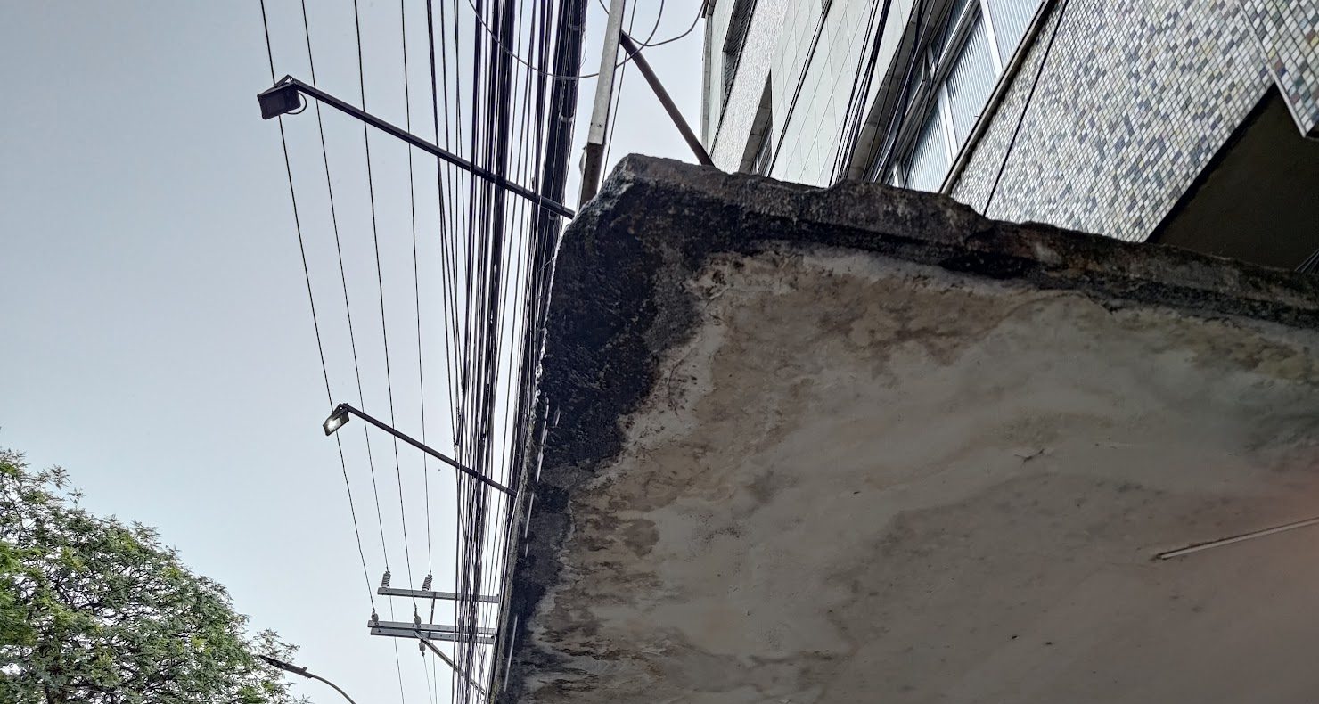 Marquise com concreto degradado no Centro de Juiz de Fora
